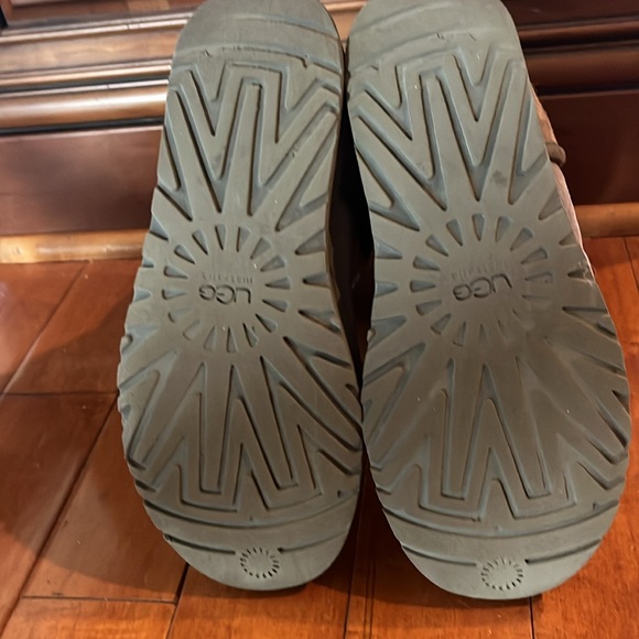 Uggs grey with textured tops - Picture 4 of 4